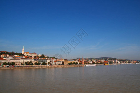 布达佩斯市中心多瑙河的全景以及沿赛道一带美丽的多图片