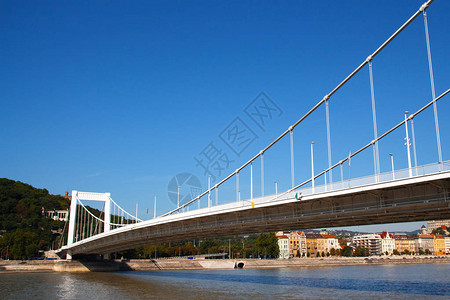 布达佩斯大桥在阳图片