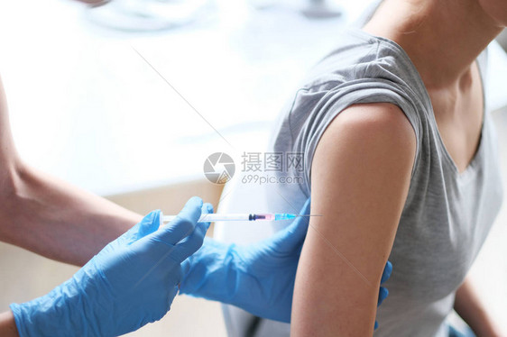 年轻女医生给病人注射针剂为图片