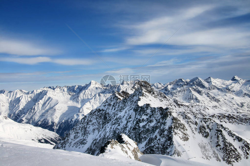 冬天的山风景与蓝天图片