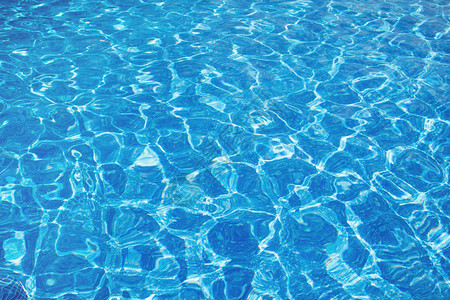 有阳光反射镜的蓝色水的纹理背景图片素材