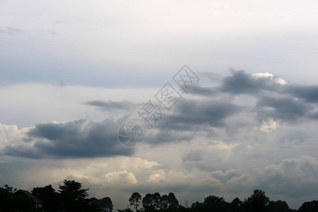 灰蓝的天空黑云背景下暴风雪图片