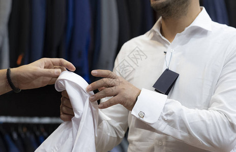 裁缝将白衬衫交付给客户背景图片