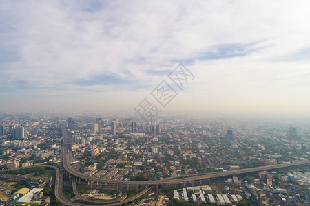 上午在曼谷的建筑物中空观测空气污染物泰图片