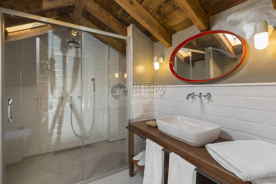 现代空浴室内部的近景图片