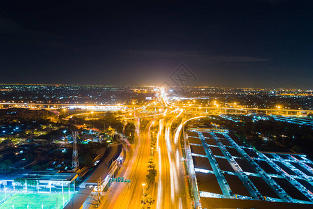 概念建筑城市夜间交通公路车辆与建筑运输概念的背景