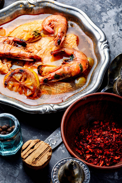 海鲜汤配大虾贻贝和鱼冬阴功汤图片