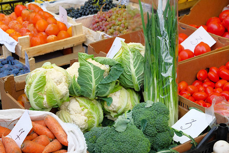 蔬菜在地中海农贸市场出售健康的当地食品市场西兰花椰菜西红柿大葱胡萝卜柿子背景图片