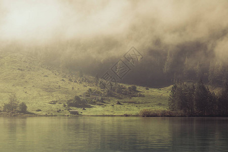 湖边雾中山林观图片