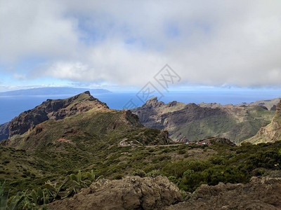 特诺山顶望高谷峡和通往Tenerife的Maska村的道路图片