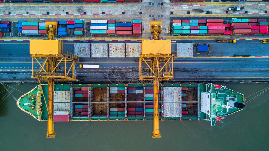 集装箱船运载集装箱进出口航拍业务物流和公海船舶货运图片