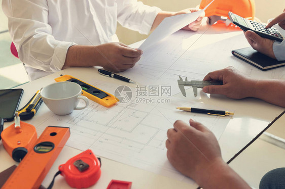 工程师和建筑师概念工程建筑师办公室小组与蓝图一图片