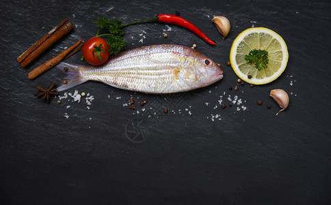 海产鱼海产鱼盘海洋美食晚餐深底带草药和香背景图片