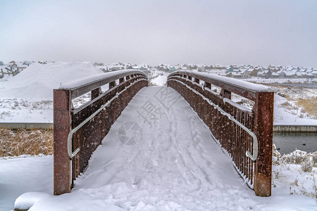 桥俯瞰寻找白雪覆盖的景观图片