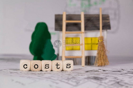 COSTS由木制字母组成图片