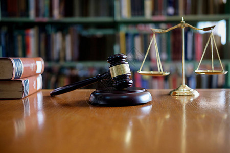 法官与司法律师在律师事务所举行背景法律概念的小组会议背景图片
