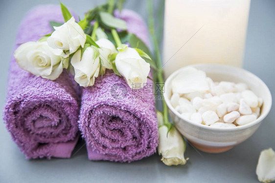 Spa仍然有毛巾玫瑰花浴盐和蜡烛布置健康与图片