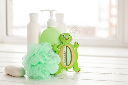木制背景上的洗发水瓶沐浴配件儿童厕所用品浴室管香膏图片