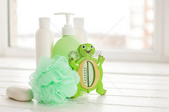 木制背景上的洗发水瓶沐浴配件儿童厕所用品浴室管香膏图片