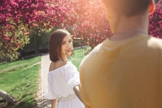 有魅力的年轻人在公园散步漂亮的情侣在一起女人和男人相爱女孩在户外图片