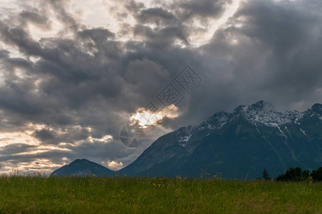 因斯布鲁克附近奥地利阿尔卑斯山的日图片