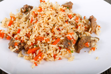 亚洲大米配肉和胡图片