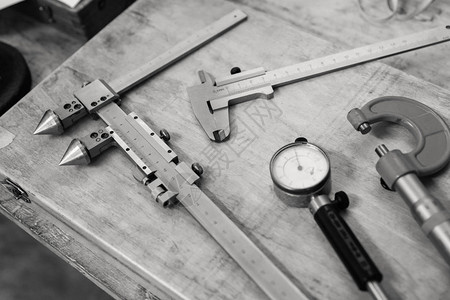 木制桌子上的金属测量仪器图片