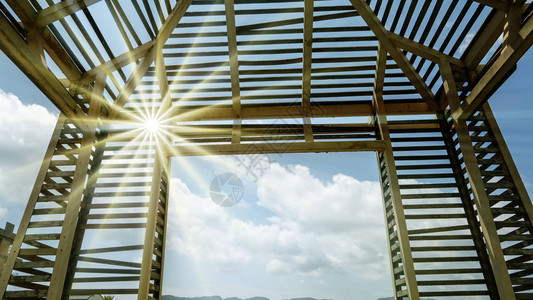 由明蓝色夏日天空背景的木材和金属制图片