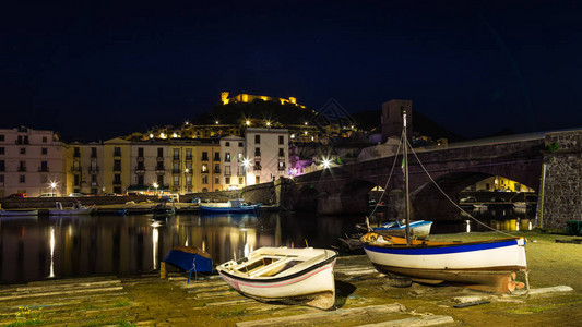 在意大利撒丁岛的一个多姿彩的小村落晚上时分在Picturesque小图片