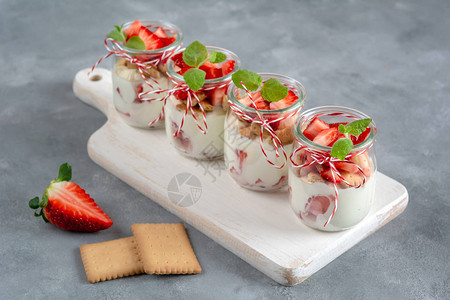 酸奶配新鲜草莓和碎饼干健康早餐图片