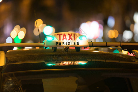 法国出租车与冠军Elysees大街图片