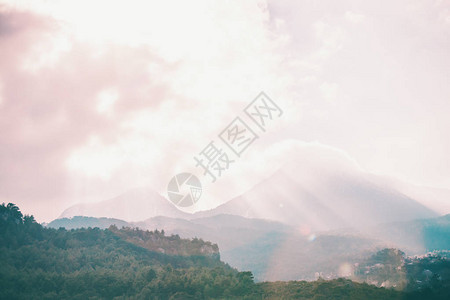 雾中美丽的山脉土耳其山地景观太阳图片