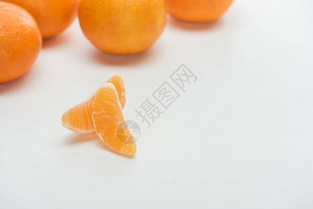 白色背景上成熟橘子片的选择聚焦图片