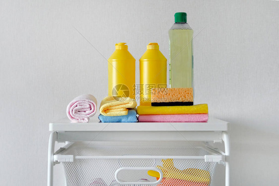 清洁室洗涤剂干洗概念装有清洁剂和微纤维布巾的塑料瓶图片