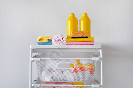清洁室清洁剂清洁概念带清洁剂和工具的黄色塑料图片