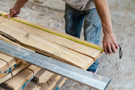 高质木材概念手工艺人用标尺型测量板长度的手工人裁剪照片图片
