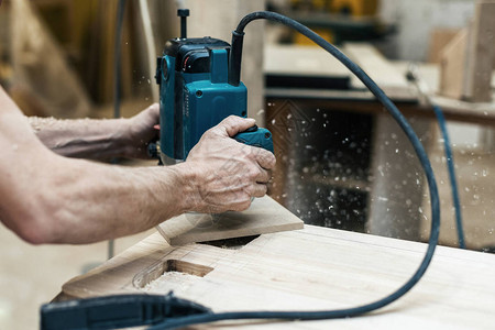 爱好木概念在工作室或工作室中制作家具的木工匠手工插入工图片