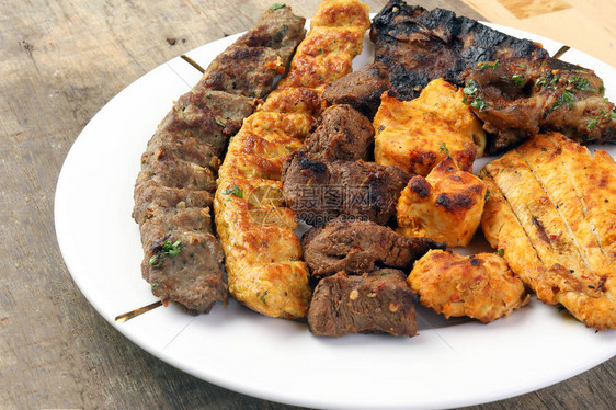 混合炭烤拼盘鸡肉牛羊山羊肉烤羊肉串tawook中图片