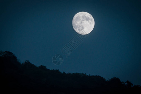 戏剧山月升起深蓝色夜空和远图片