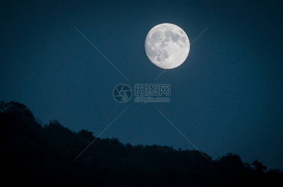 戏剧山月升起深蓝色夜空和远图片