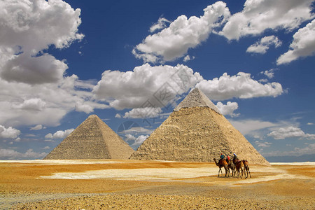 沙漠中骆驼上的贝都因人图片