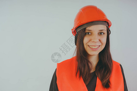 女孩建筑工人道路工人或近岸工人戴头盔和橙图片