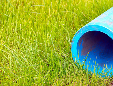 绿色草坪上的塑料水管图片