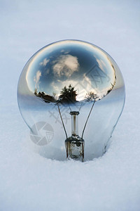 雪地里一个废弃的灯泡一个放在冰上的旧灯泡图片
