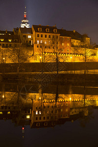 夜间寒冬皇家中世纪镇皮塞克与城堡在捷克共和图片