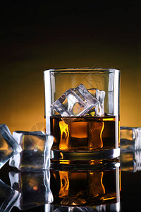 加冰块的威士忌酒杯图片