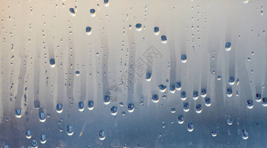 滴在玻璃上的冷凝水窗户冷凝产生的自然水池背景图片