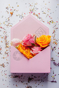 大信封上面有白色背景的玫瑰花图片