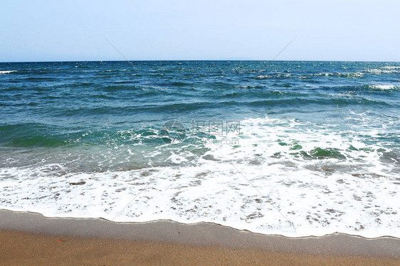 被吸引到海滩的海浪风景图片