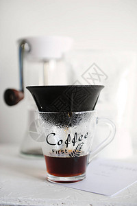 在杯子上装有刻着咖啡的无纸化陶瓷滤水器中的替代手工咖啡酿造厂图片